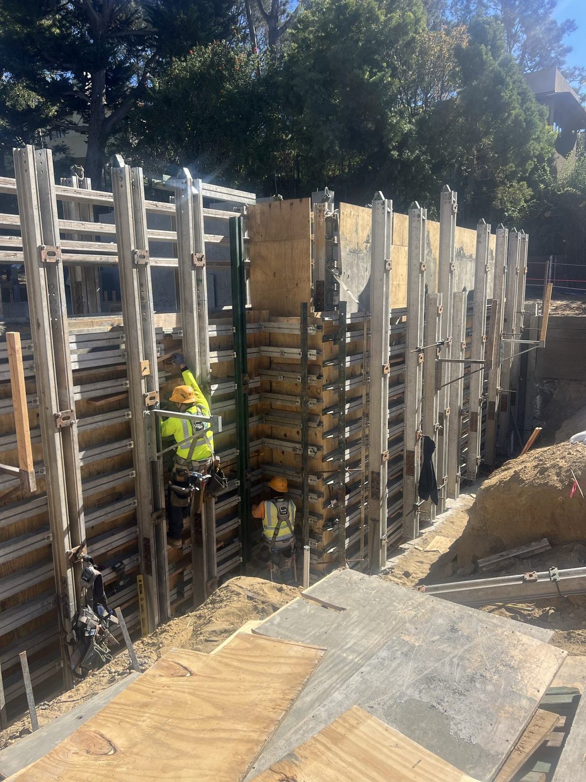 Crew climbing 24-foot cast-in-place wall forms, Del Mar