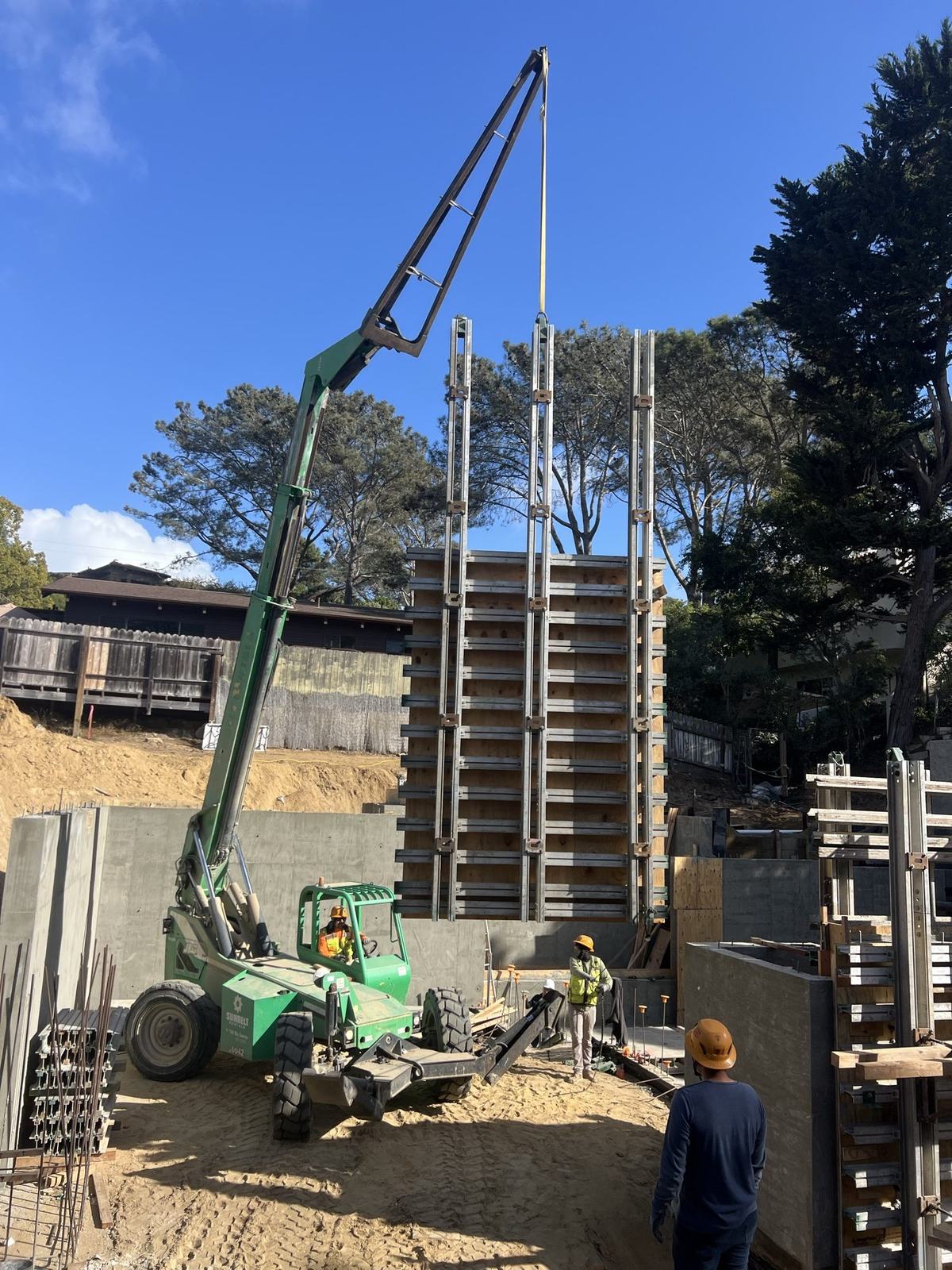 Telehandler setting tall wall forms on the Del Mar hillside